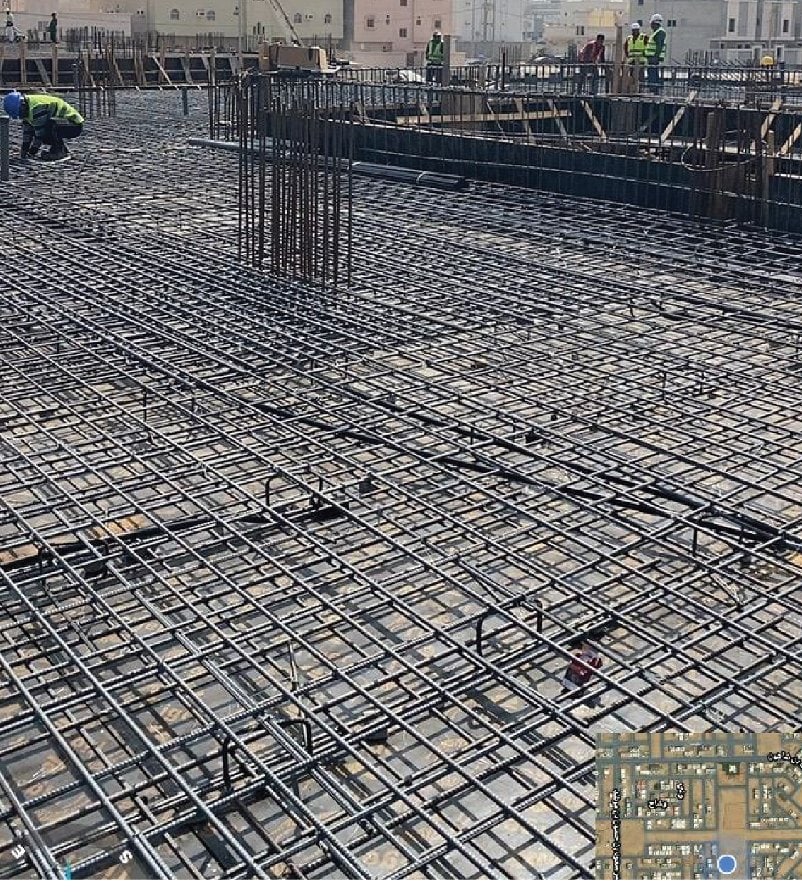 شبكة حديد تسليح ممتدة لقاعدة خرسانية قبل الصب